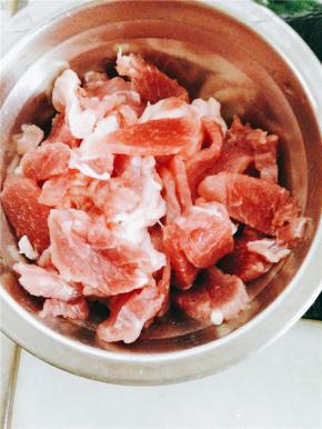 瘦肉片提前用油、盐、生粉拌匀，腌15分钟。热油锅，倒入瘦肉片大火滑炒至变色，盛出备用。