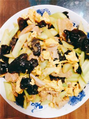 最后放入少许盐、鸡精，再翻炒几下入味。就做好啦。