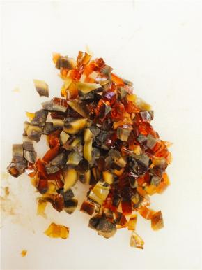 先将皮蛋剥壳切成小丁。
