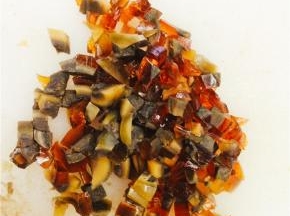 先将皮蛋剥壳切成小丁。