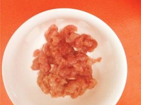 将瘦肉、姜切成末加丁点儿盐、生粉和生抽拌匀。