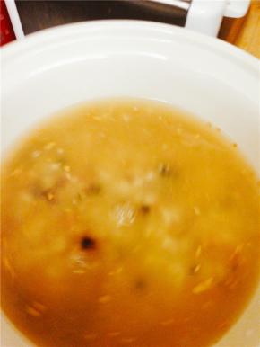 将粳米煮一段时间，放入少许生抽、盐小火慢炖，然后加入瘦肉，最后加入皮蛋。