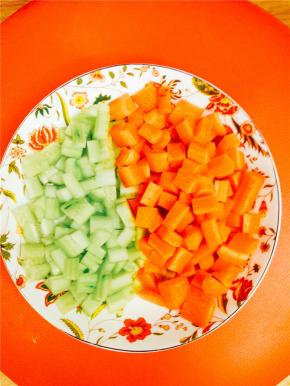 将胡萝卜、黄瓜切成小丁备用。