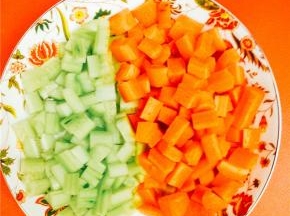 将胡萝卜、黄瓜切成小丁备用。