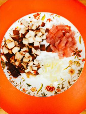 将里脊肉、蘑菇切成小丁，再切一点葱花。