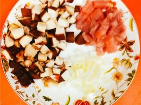 将里脊肉、蘑菇切成小丁，再切一点葱花。