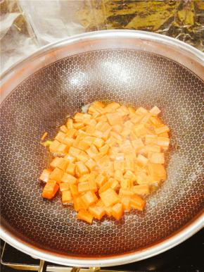 将胡萝卜先过油炒1分钟左右，盛出来放入盘中备用。