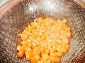 将胡萝卜先过油炒1分钟左右，盛出来放入盘中备用。