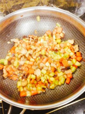 炒锅倒入少量油，烧热后加葱花炒香，将材料依次倒入，放入生抽、糖、盐翻炒2分钟。