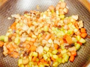 炒锅倒入少量油，烧热后加葱花炒香，将材料依次倒入，放入生抽、糖、盐翻炒2分钟。