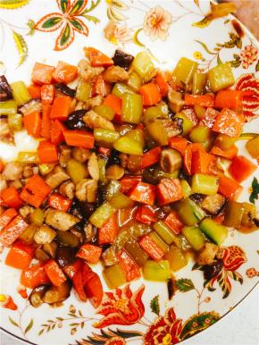 然后放入鸡精盛出来装盘，便做好了。