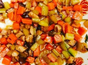 然后放入鸡精盛出来装盘，便做好了。