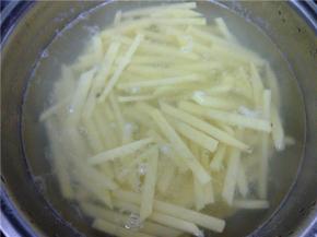 将土豆削皮切成均匀的长条状，用清水洗去淀粉