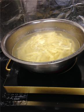 将土豆块放入盐水中泡制5分钟，然后将水煮沸，把土豆放进去煮1-2分钟取出。