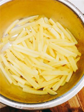 放入盆中，让薯条自然风干