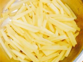 放入盆中，让薯条自然风干