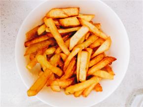 风干后放入袋中，将薯条放置冰箱冷冻室。油温170度左右，炸2-4分钟即可。将油控净，将薯条倒入器皿中，高空撒盐，然后以瀑布似的方法，反复将薯条从此器皿中倒入另一器皿中3-4次，薯条即可做好。可根据喜好加入适当的番茄沙司。