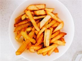 风干后放入袋中，将薯条放置冰箱冷冻室。油温170度左右，炸2-4分钟即可。将油控净，将薯条倒入器皿中，高空撒盐，然后以瀑布似的方法，反复将薯条从此器皿中倒入另一器皿中3-4次，薯条即可做好。可根据喜好加入适当的番茄沙司。