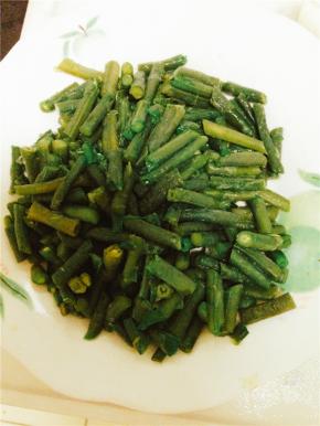 豆角掐成5公分一段，焯水待用。