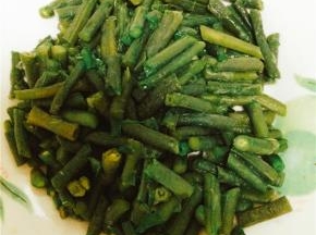 豆角掐成5公分一段，焯水待用。
