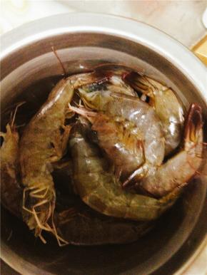 将虾洗净，去头，放入盆中待用。