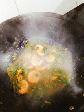 炒锅倒入少量油，烧热后加葱花炒香，将鲜虾倒入，放入生抽、糖、盐翻炒2分钟