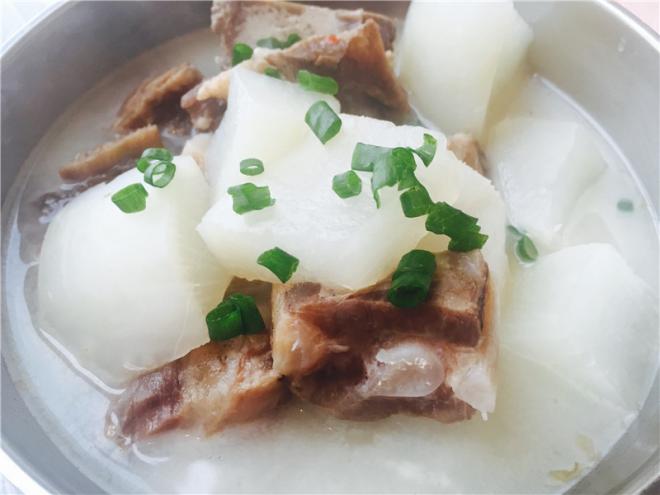 腊排骨白萝卜汤