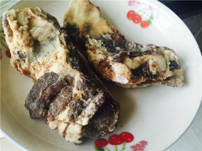 腊排骨洗净切成块。