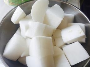 白萝卜去皮切成块。