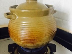 砂锅加水、放入干辣椒、姜片、蒜，大火烧开后，放入腊排骨，调中火，炖60分钟，直到排骨熟透，汤变浓、变白。