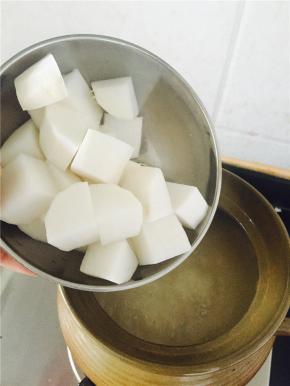 加入白萝卜，中火再炖20分钟，关火。