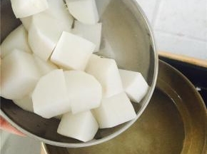 加入白萝卜，中火再炖20分钟，关火。