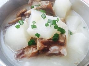 炖好的排骨汤，因为腊排骨本身比较咸，可根据个人口味，确认汤时候需要加盐。盛汤加葱花即可。