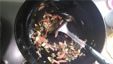 放入香肠、咸菜，翻炒