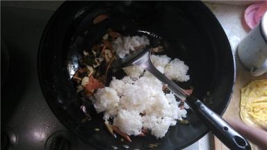 放入米饭，翻炒，加入适量的盐