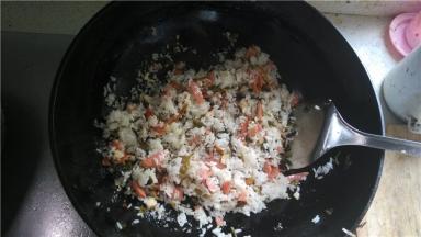 炒散米粒，颗粒分明，不断翻炒