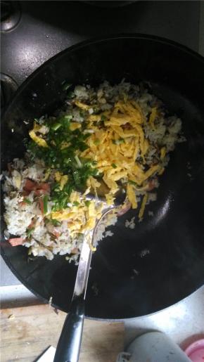 放入鸡蛋和葱花，在放入味精翻炒一小会