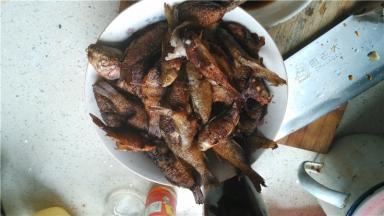 油炸之后，将鱼取出，放碗里