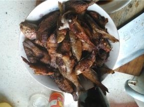 油炸之后，将鱼取出，放碗里