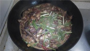 15分钟后，放入韭菜，出锅