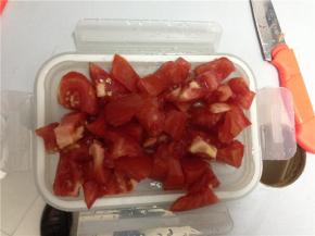 番茄洗净，切成小块