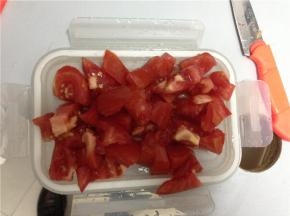 番茄洗净，切成小块