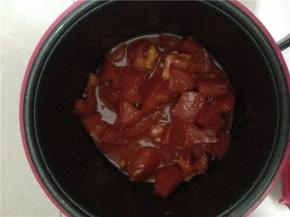 锅里下油，然后倒入番茄，加盐翻炒均匀