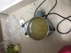 另起一口锅烧水，待水开后，下面，并加入少许盐。