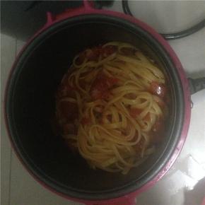 煮大概六分钟捞起，倒入之前的番茄辣酱汤汁中。