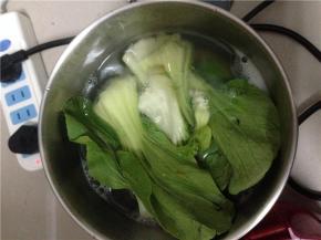 就着水再煮一小把青菜。