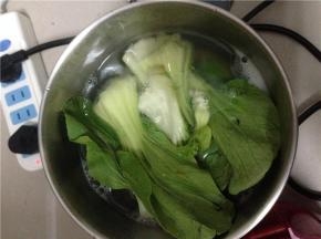 就着水再煮一小把青菜。