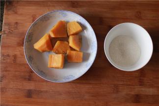 地瓜切块蒸熟，尽量中等大小好裹糖。也可直接下锅油炸，但觉得有点油腻，直接蒸熟，看个人喜好。