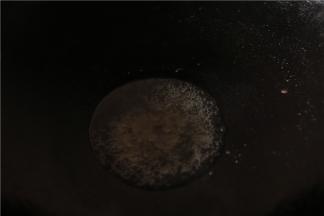 锅底一层薄右即可，打小火，白糖和水1:1比例放锅用锅铲慢慢搅匀直至粘稠