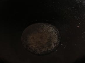 锅底一层薄右即可，打小火，白糖和水1:1比例放锅用锅铲慢慢搅匀直至粘稠